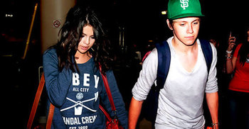 চুমু দিতে গিয়ে ধরা পড়লেন সেলেনা! 