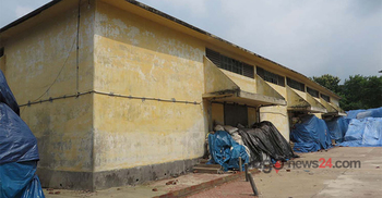 কালীগঞ্জ বাফার গোডাউনে জমাট বাঁধা সার জোরপূর্বক সরবরাহ