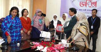 পাবনায় শ্রেষ্ঠ জয়িতা রত্মগর্ভা মাকে সম্মাননা প্রদান