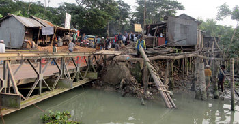 হুমকির মুখে ১৮ রুটের যান চলাচল