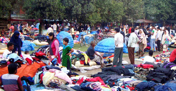 টাঙ্গাইলে জমে উঠছে শীতবস্ত্রের মার্কেট