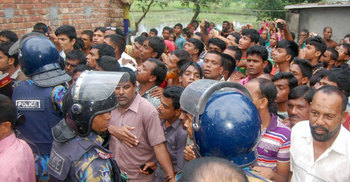 আটক ব্যক্তিকে পিটিয়ে হত্যা : অবরুদ্ধ পুলিশ সদস্যদের উদ্ধার