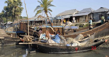 ইলিশে নিষেধাজ্ঞা : বসেছিল বাংলাদেশি জেলেরা, মাছ ধরেছে ভারতীয়রা