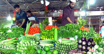 মুরগির দাম কমলেও সবজির বাজার চড়া 