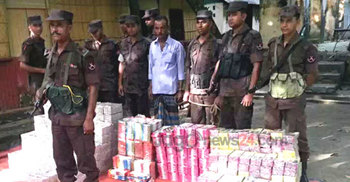 ব্রাহ্মণবাড়িয়ায় আতশবাজিসহ পাচারকারী আটক