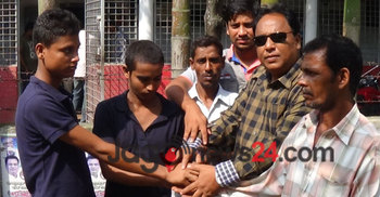 জয়পুরহাটে দুই কিশোরকে স্বজনদের কাছে হস্তান্তর