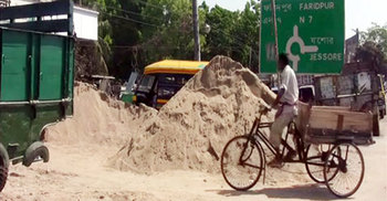 অবৈধ দখলদারদের কবলে মাগুরা-ঝিনাইদহ মহাসড়ক
