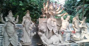 তুলির শেষ আঁচড়ের অপেক্ষায় প্রতিমা শিল্পীরা