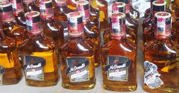 গাইবান্ধায় ভারতীয় মদসহ আটক ২