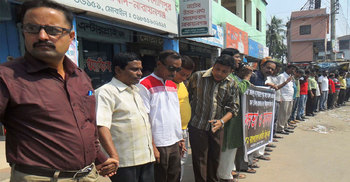 নাটোরে প্রতিমা ভাঙচুরের প্রতিবাদে মানববন্ধন