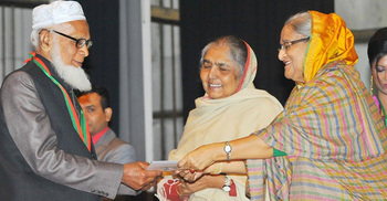 PM hands over Bangabandhu Jatiya Krishi Puroshkar 1420