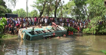 নেত্রকোনায় যাত্রীবাহী বাস পুকুরে, আহত ৩০