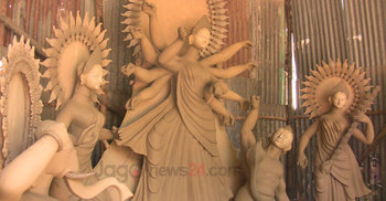 মাগুরায় দম ফেলার ফুরসত নেই প্রতিমা শিল্পীদের
