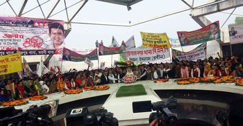 Khaleda places wreaths at Zia’s grave