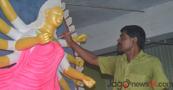 ঠাকুরগাঁওয়ে শেষ মুহূর্তে চলছে রঙ তুলির কাজ