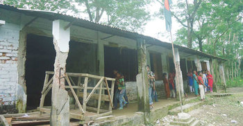 ঝালকাঠির ২৪টি স্কুলে চলছে ঝুঁকি নিয়ে পাঠদান