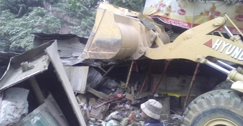 Clash between policemen-slum dwellers in Kalyanpur