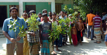 নীলফামারীতে বিলুপ্ত ছিটমহলে লিচুর চারা বিতরণ
