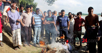 ইলিশ ধরার দায়ে জেলে আটক : কারেন্ট জাল ধ্বংস 