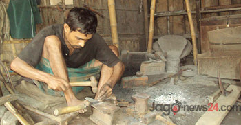 কোরবানির ঈদে ব্যস্ত কামারপাড়া