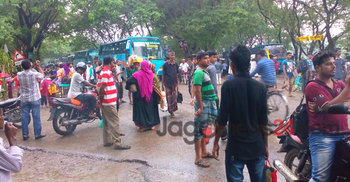 বৃষ্টি মাথায় নিয়ে বাড়ি ফেরা