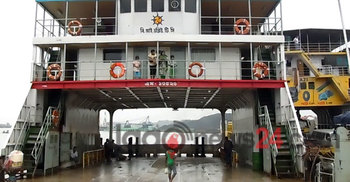 কাওড়াকান্দি ঘাট : গাড়ির জন্য ফেরির অপেক্ষা