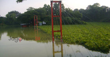 তিন ফুট পানির নিচে রাঙামাটির ঝুলন্ত সেতু