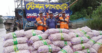 বিষখালী নদ থেকে দুই হাজার বস্তা রসুন আটক