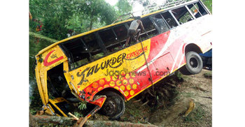 সিরাজগঞ্জে যাত্রীবাহী বাস খাদে পড়ে নিহত ৩