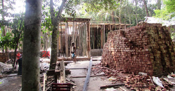 শরীয়তপুরে নালিশী জমিতে ঘর নির্মাণের অভিযোগ