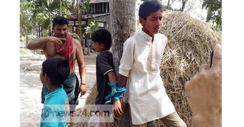 কবুতর চুরির অপবাদে দুই শিশুকে গাছে বেঁধে নির্যাতন