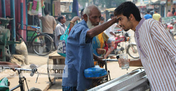 মে দিবসে খেটে খাওয়া মানুষগুলোর তৃষ্ণা মেটাল ল্যাম্পপোস্ট