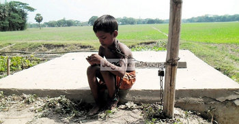 চুরির অপরাধে শিশুর গলায় শিকল