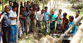 অবশেষে মফিজ উদ্দিনের বাঁশের সাঁকো ভেঙে সেতু তৈরি 