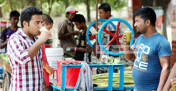 গরম ও লোডশেডিংয়ে অতিষ্ঠ ঠাকুরগাঁওয়ের মানুষ 