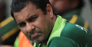 কোচের পদ থেকে সরে দাঁড়ালেন ওয়াকার