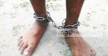 পায়ে শিকল নিয়ে ভোট দিলেন হানিফা