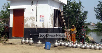 খাদ্য-বস্ত্র না, বেঁচে থাকতে একটু পানি চাই