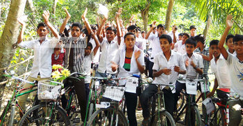 ইউপি নির্বাচন : ফরিদগঞ্জে স্কুলছাত্রদের দিয়ে সাইকেল মিছিল