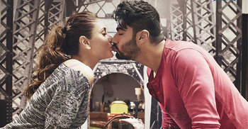 Kareena breaks no-kissing policy