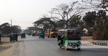 মহাসড়কে চলছে নিষিদ্ধ সিএনজি : লেগুনায় বাধা