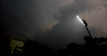 স্টেডিয়াম ডুবে গেছে অন্ধকারে