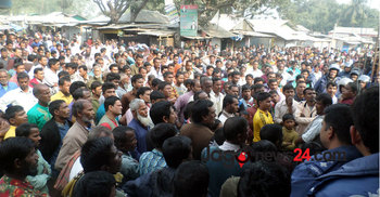 সাদুল্যাপুরে হাটের দাবিতে অবস্থান 