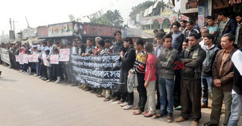ঘাতক ইকবালের ফাঁসির দাবিতে শৈলকুপায় মানববন্ধন
