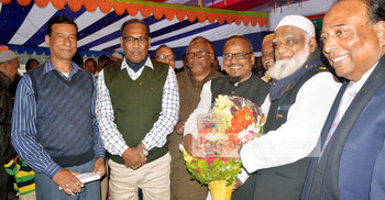 সোনার নৌকা উপহার দিয়ে মেয়রকে বরণ