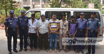 নারায়ণগঞ্জে ৫ ডাকাত গ্রেফতার : মাইক্রোবাস জব্দ