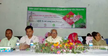 হতদরিদ্রদের মাঝে স্মার্টফোন বিতরণ