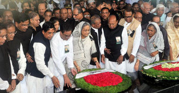 বঙ্গবন্ধুর প্রতিকৃতিতে প্রধানমন্ত্রীর শ্রদ্ধা