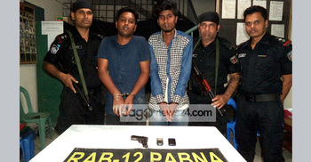 পাবনায় অস্ত্রসহ আটক ২