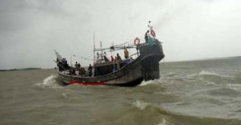 বঙ্গোপসাগরে ট্রলারসহ ১০ ভারতীয় জেলে আটক